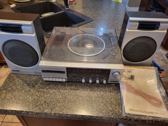 Emerson turntable stereo with speakers