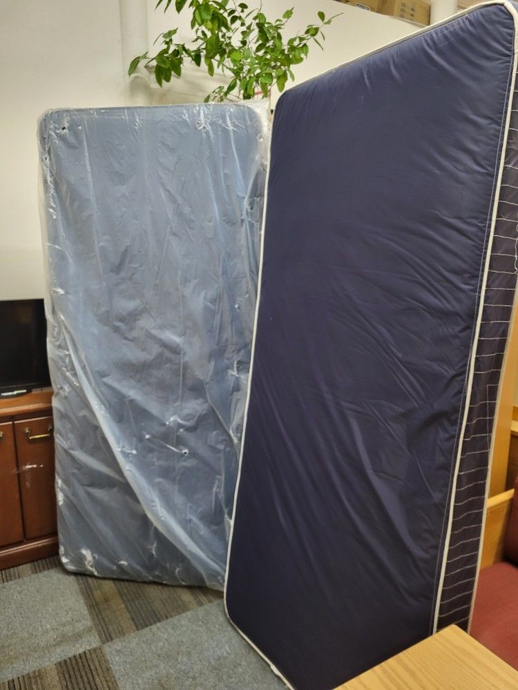 USED TWIN XL BED MATTRESS LIKE NEW, CLEAN AND SANITIZED (MATTRESS)