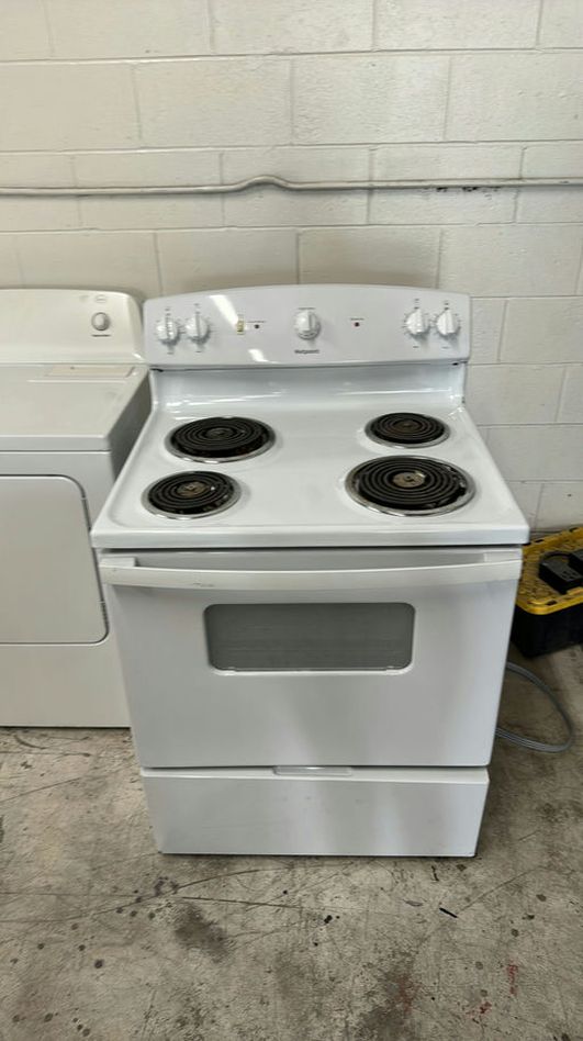 Hotpoint Electric Stove in White, Minor Wear, Coil Burners