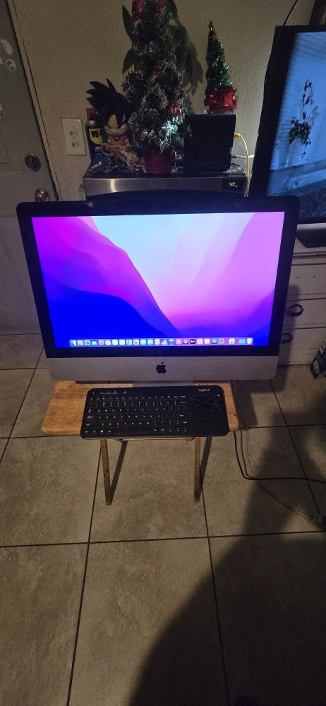 Apple iMac (Retina display 4K), 21.5 inch size, late 2015 model.
Processor 3.1 GHz Quad-Core Intel Core i5, Memory 8GB 1867 MHz DDR3