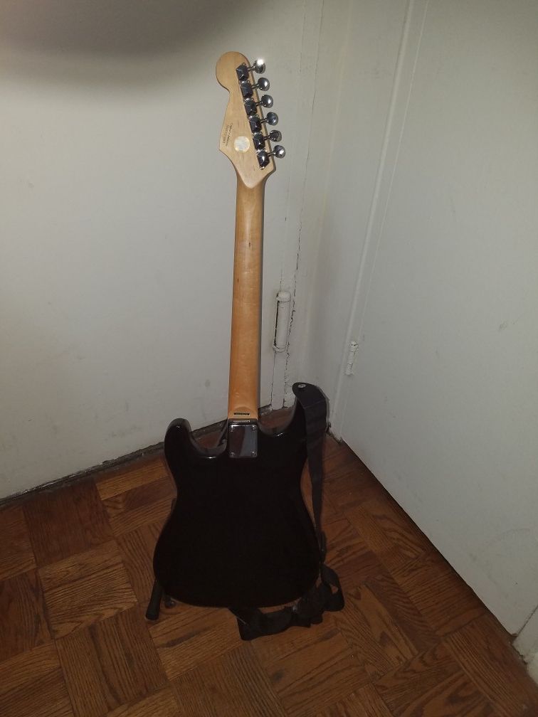 SQUIER BULLET STRAT BY FENDER ELECTRIC GUITAR WITH PADDED GIG BAG