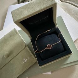 Van Cleef & Arpels Sweet Alhambra bracelet 18k Rose gold Carnelian.