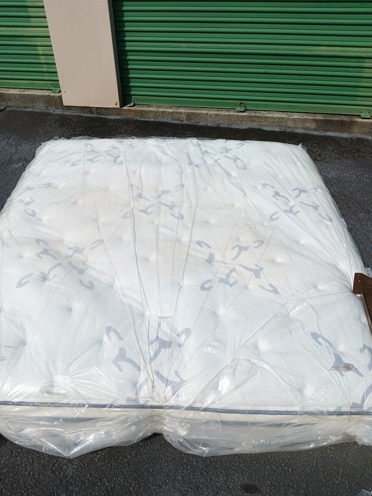 King size Bedroom Suite W/New Mattress 