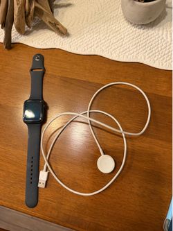Apple Watch SE + charger