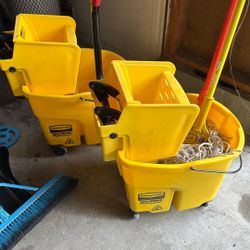 Rubbermaid Commercial Products WaveBrake 35 Qt. Plastic Mop Bucket with Wringer