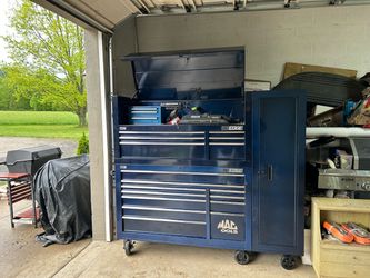 Huge toolbox with locker