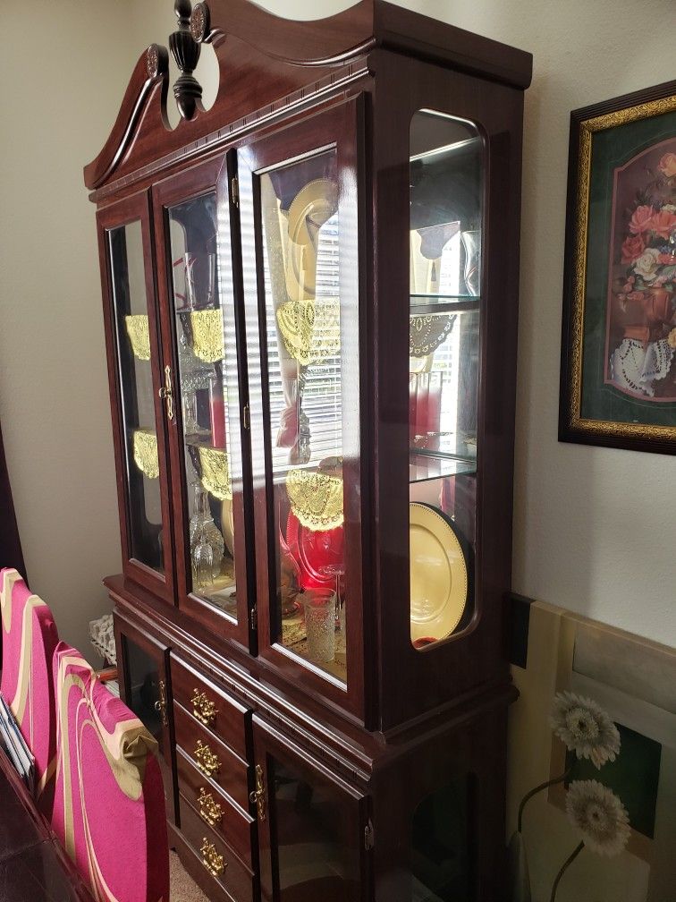 Beautiful Dinning Room Table, 6 Chairs, Buffet, Hutch, Curio, China Cabinet