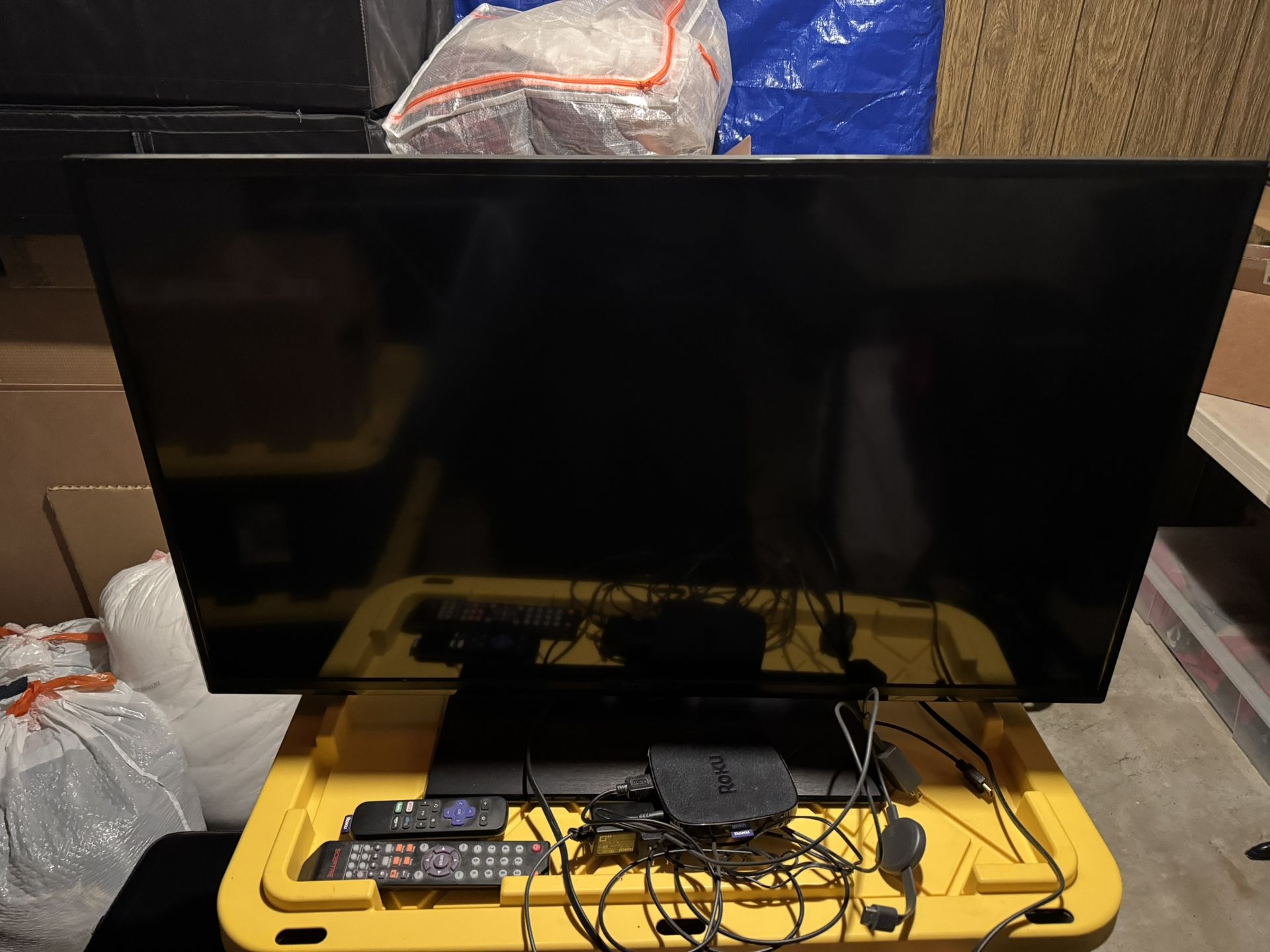 32 Inch Scepter TV w Roku and Chrome