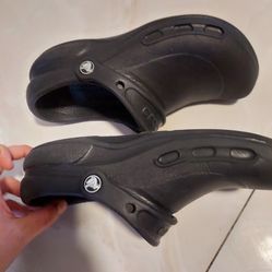 Size 7 Crocs 
