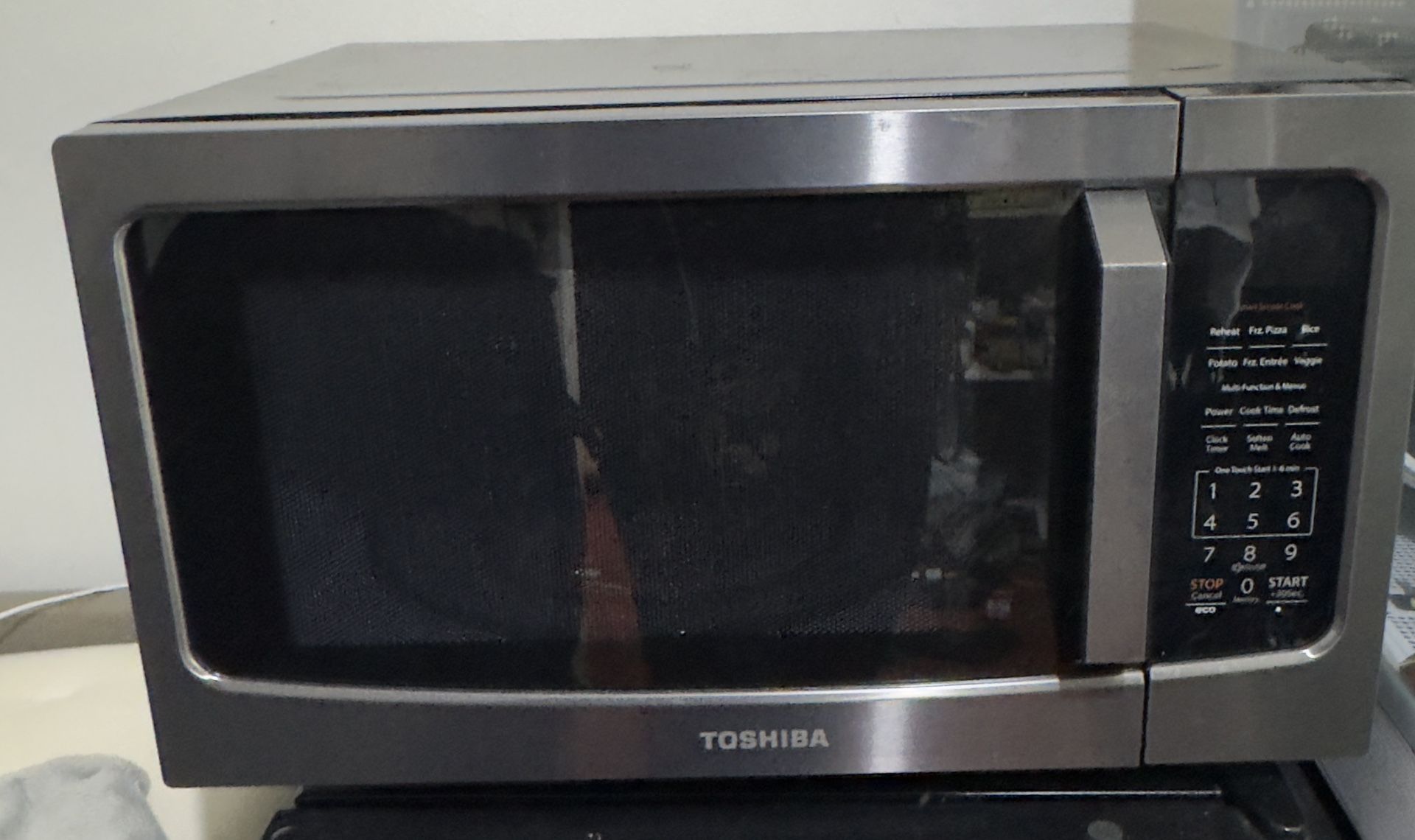 Toshiba 1.2-cu ft 1000-Watt Countertop Microwave Oven