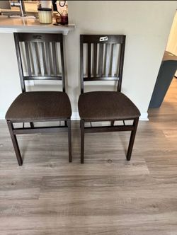Set of 2 wooden chairs