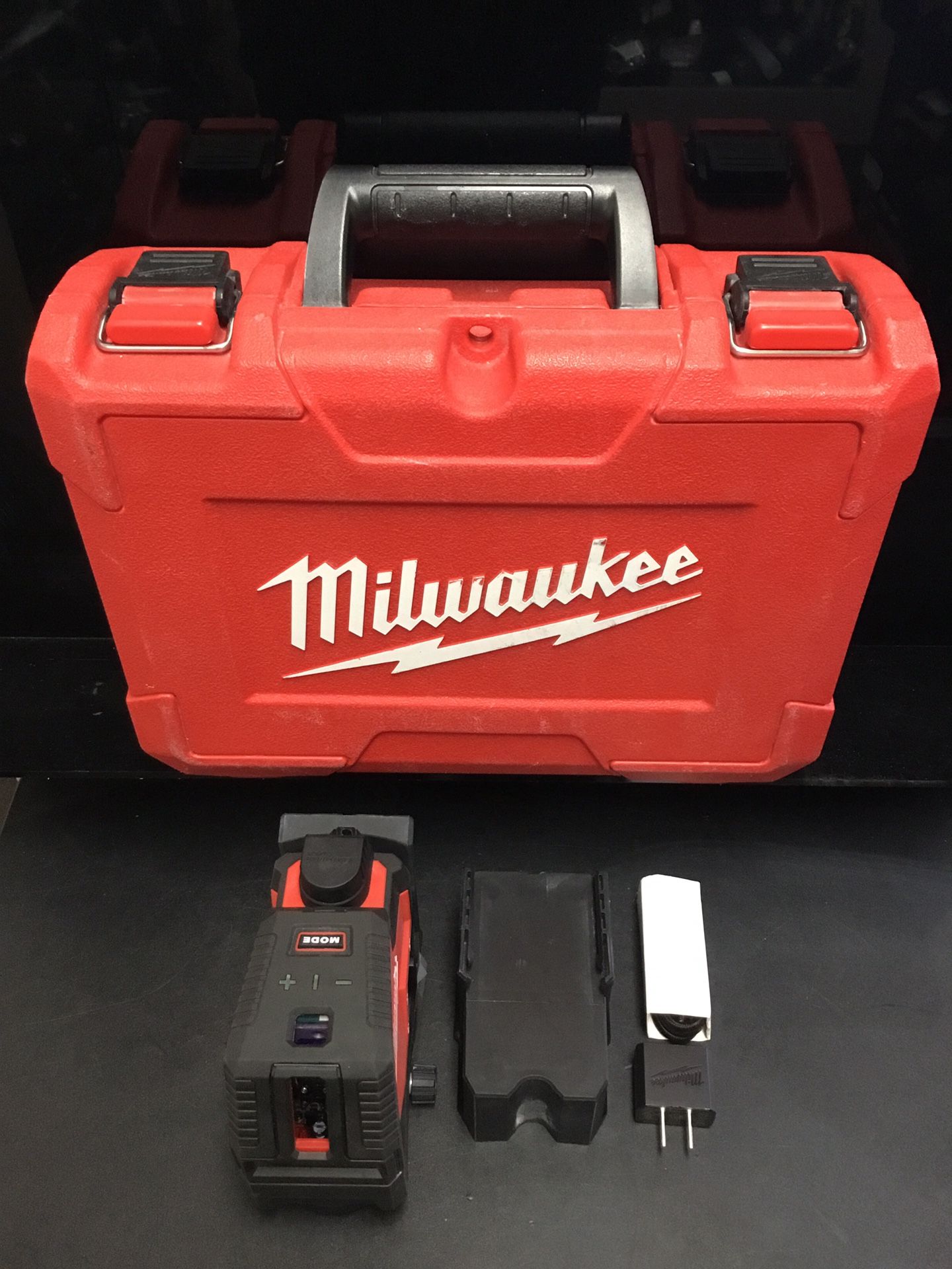 MILWAUKEE 3522-20 LASER LEVEL IN CASE W/ BATTERY AND CHARGING CORD