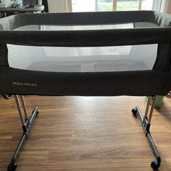 baby bassinet- bedside sleeper with mattress