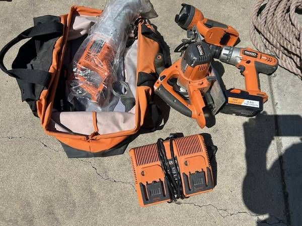 RIDGID Cordless Tool Set With 6ft Ladder