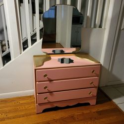 Chest Of Drawers/Petite Dresser
