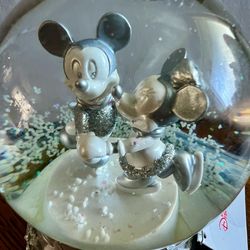 Disney Store 2002 Special Edition Mickey and Minnie Snowflake Snow Globe.