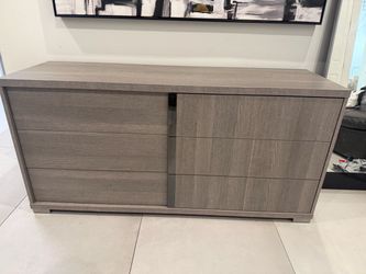 Like new !! COPENHAGEN - Modern Gray Wood 6-Drawer Double Dresser and nightstands