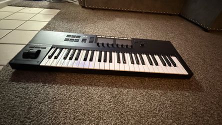 Native Instruments KOMPLETE KONTROL S49 MK2 Smart Keyboard Controller