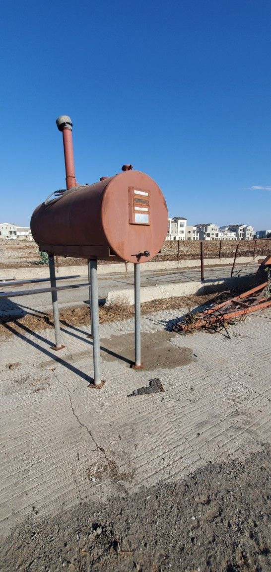 250 Gallon Steel Tank W Stand