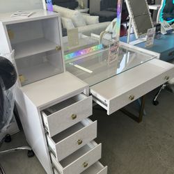 Duet Vanity Hello Kitty ( Mirror Sold Separately)