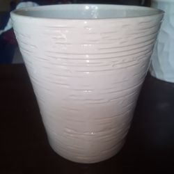 New never used white textured ceramic planter 26.3 oz
