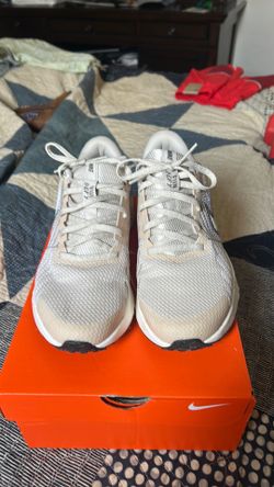 Nike Run Defy Women’s size 7.5 Light Orewood Brown/College grey