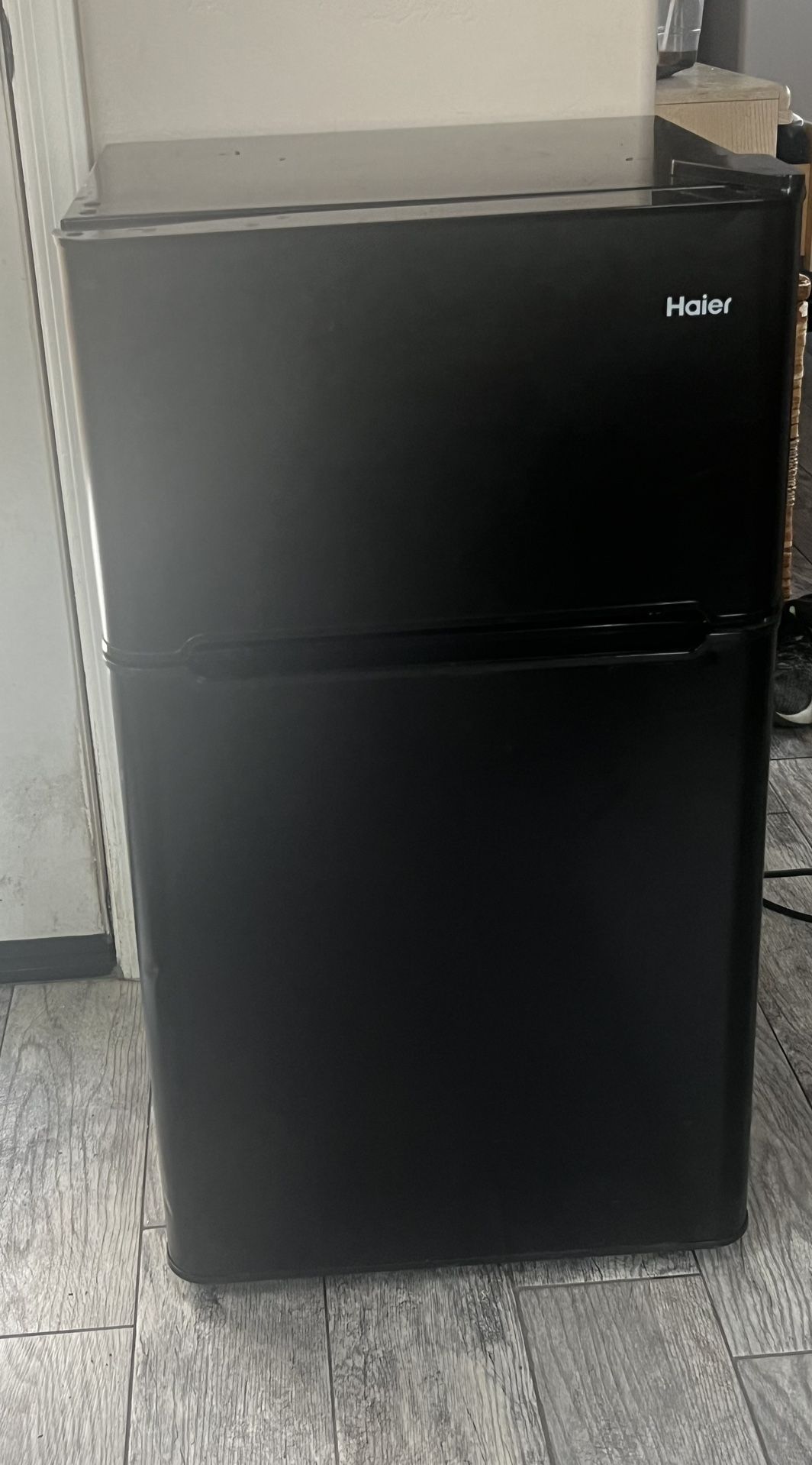 💥 CLEAN Mini Fridge & Freezer – Works Great – $60 OBO – Fast Pickup 💥