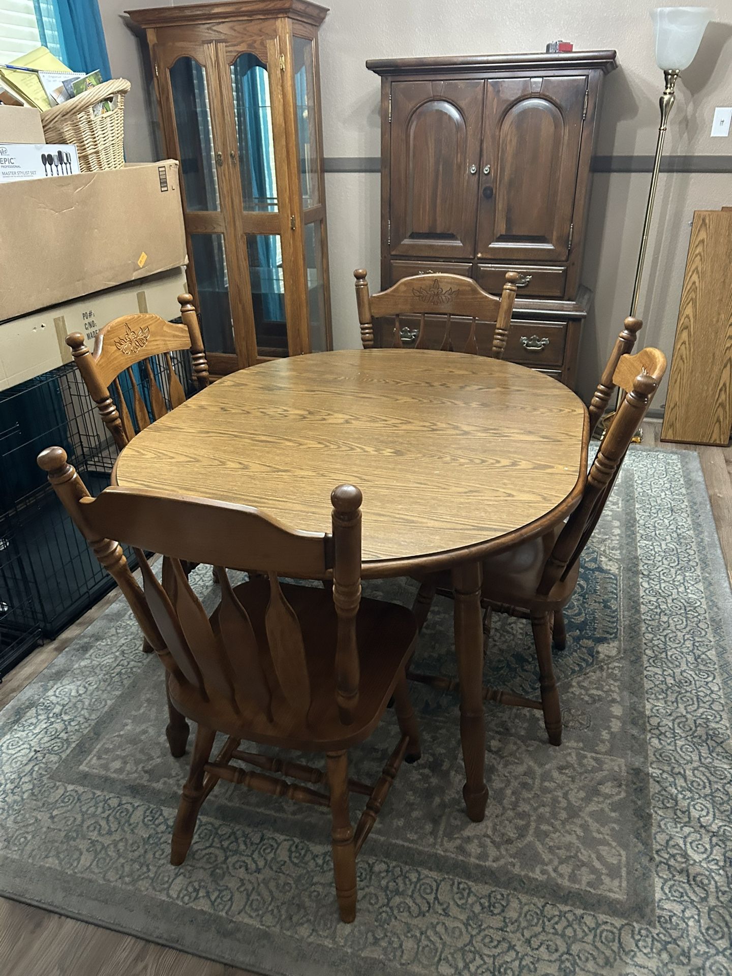 Dining Room Table With 2 Leaves And 4 Chairs