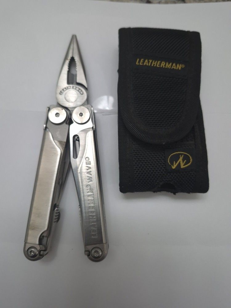 Like NEW Leatherman Wave