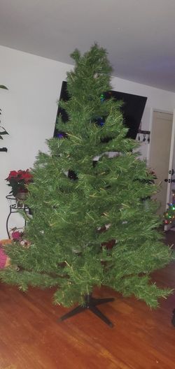 Pongo Ala Venta Árbol De Navidad De 7.5" En Buenas Condiciones 