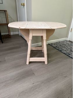 End table with leaf