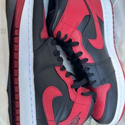 Air Jordan 1 Mids Bred size 9.5