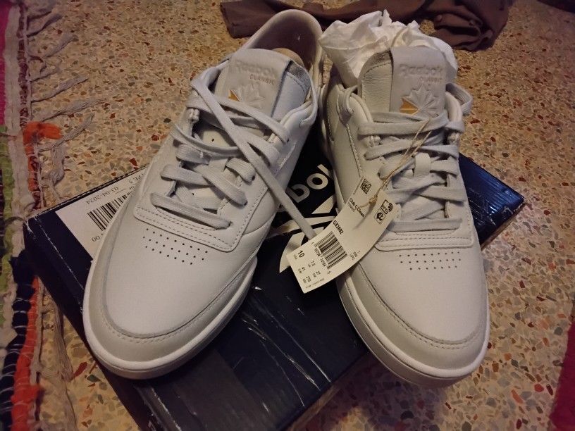 Reebok Size 10 Women's 