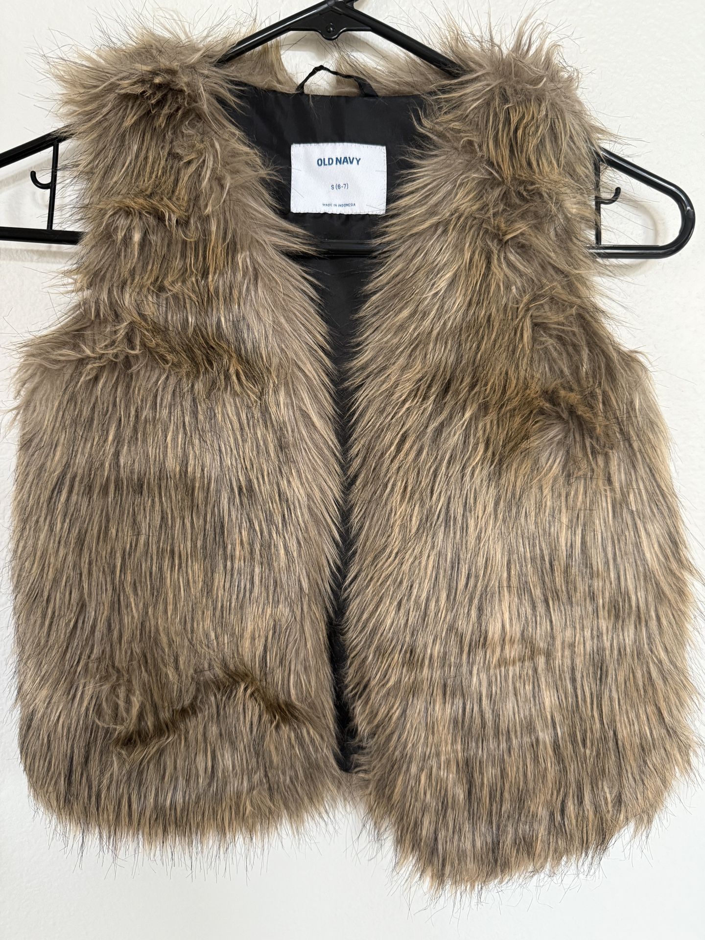 Old Navy Girls faux fur vest, size 6–7