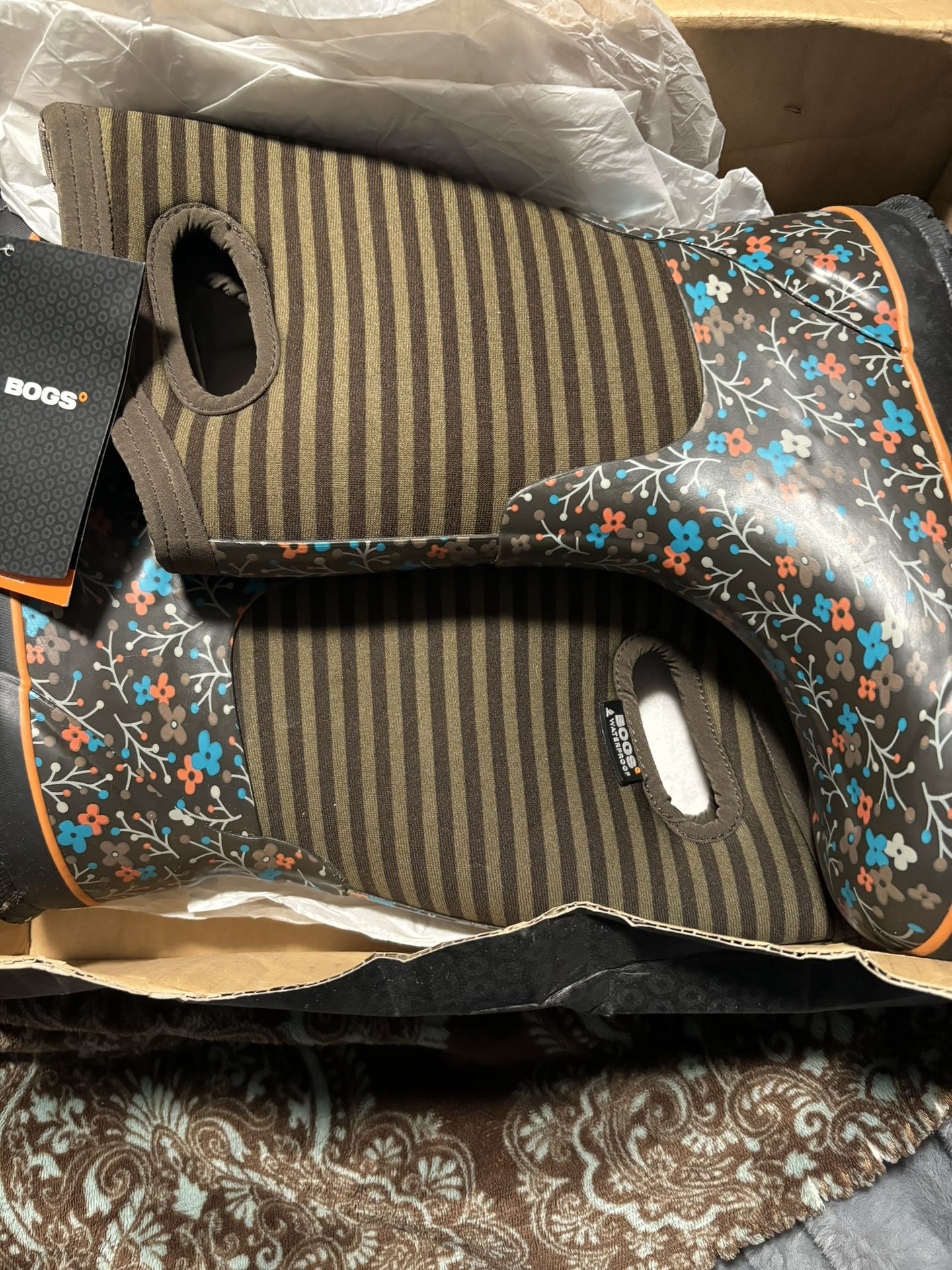 NEW Kids Bogs-size 4
