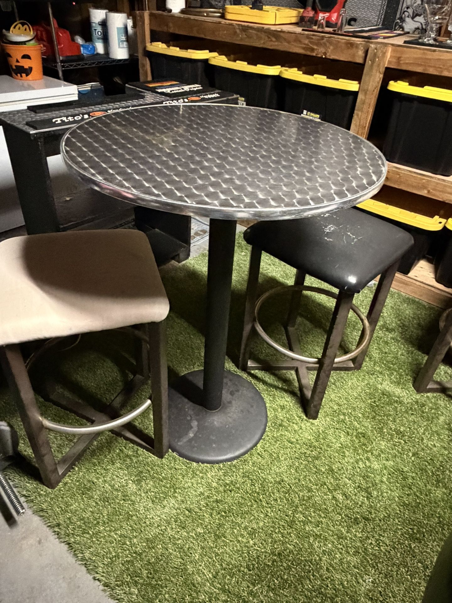 π¨π¨π¨π¨ ROUND BAR TABLE AND STOOLS