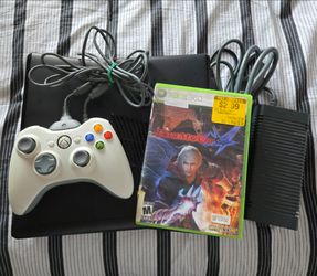 Xbox 360 Slim 320GB with controller and game