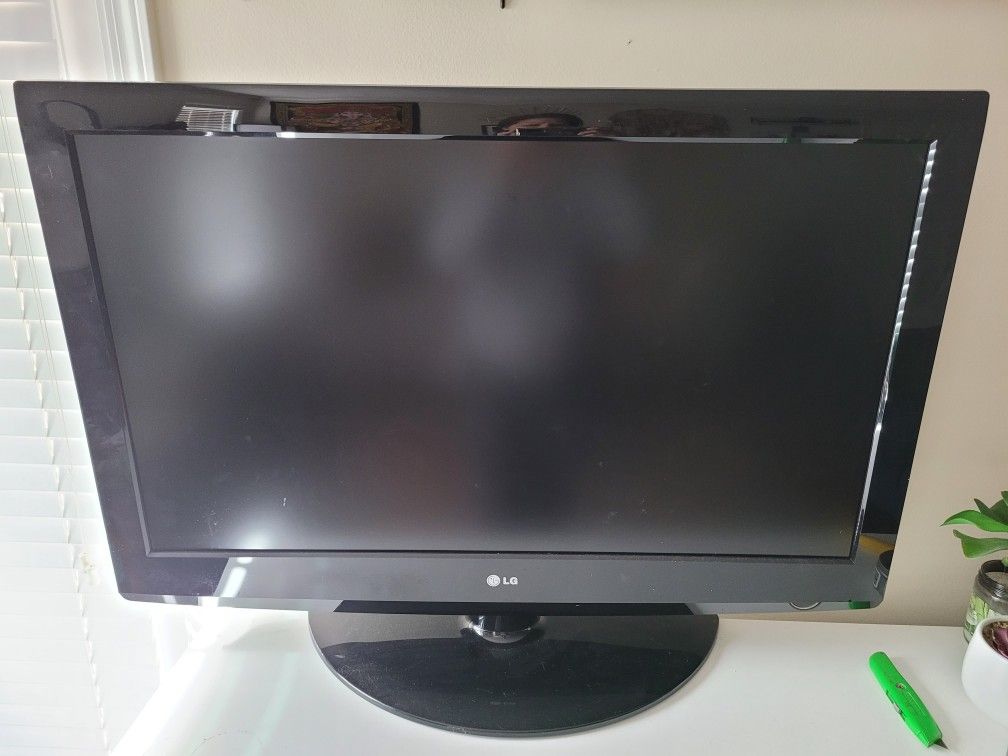 LG 37LG30 37" LCD HDTV - 720p, 1366 x 768, 12000:1, 16:9, 5ms, 2x HDMI
