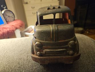 Vintage Wyandotte pressed steel cab-over semi tractor from the 1940s–1950s.