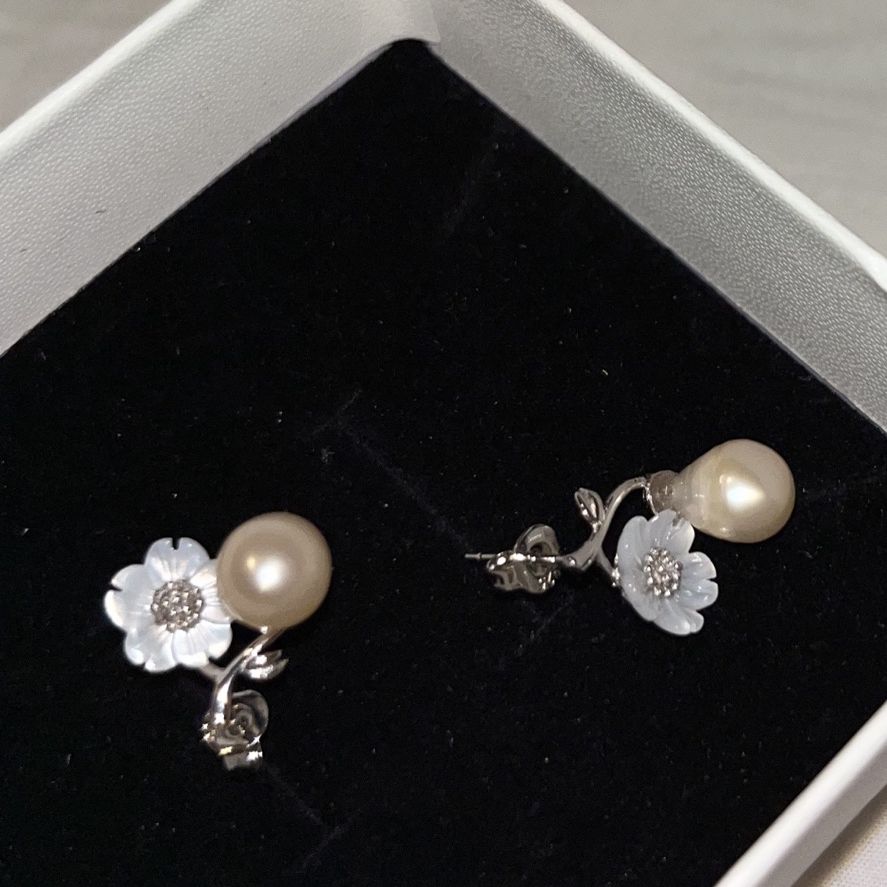 Genuine Pearl Earing And Pendant Jewelery.
