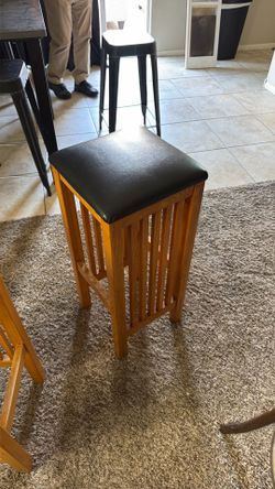 2 Bar stools or counter stools