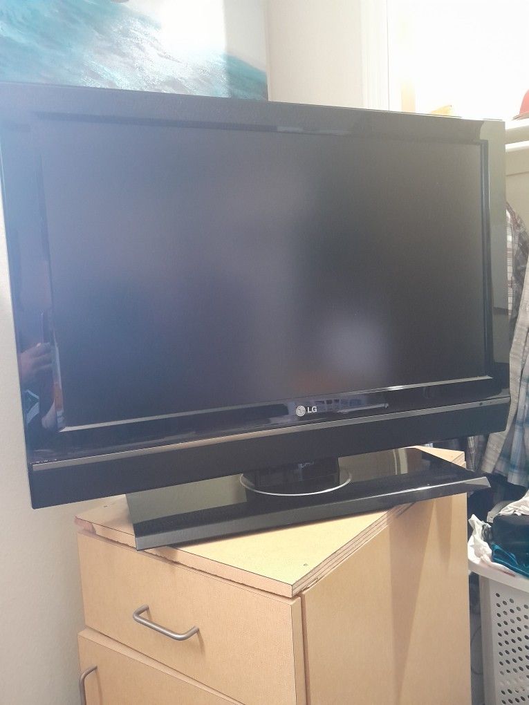 LG 32inch Flat-screen, no remote...60$