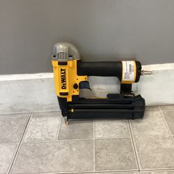 Dewalt DWFP12233 Brad Nailer 