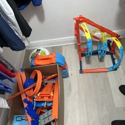 Hot wheels tracks