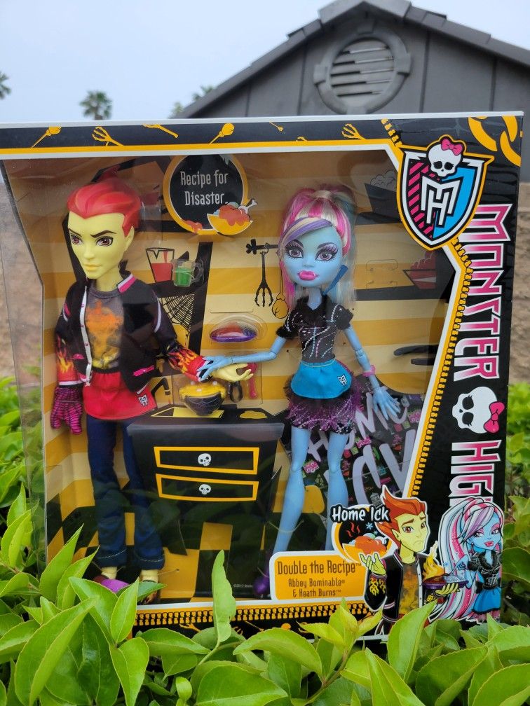 Monster High Home Ick Double the Recipe Abbey Bominable & Heath Burns boy girl doll set.