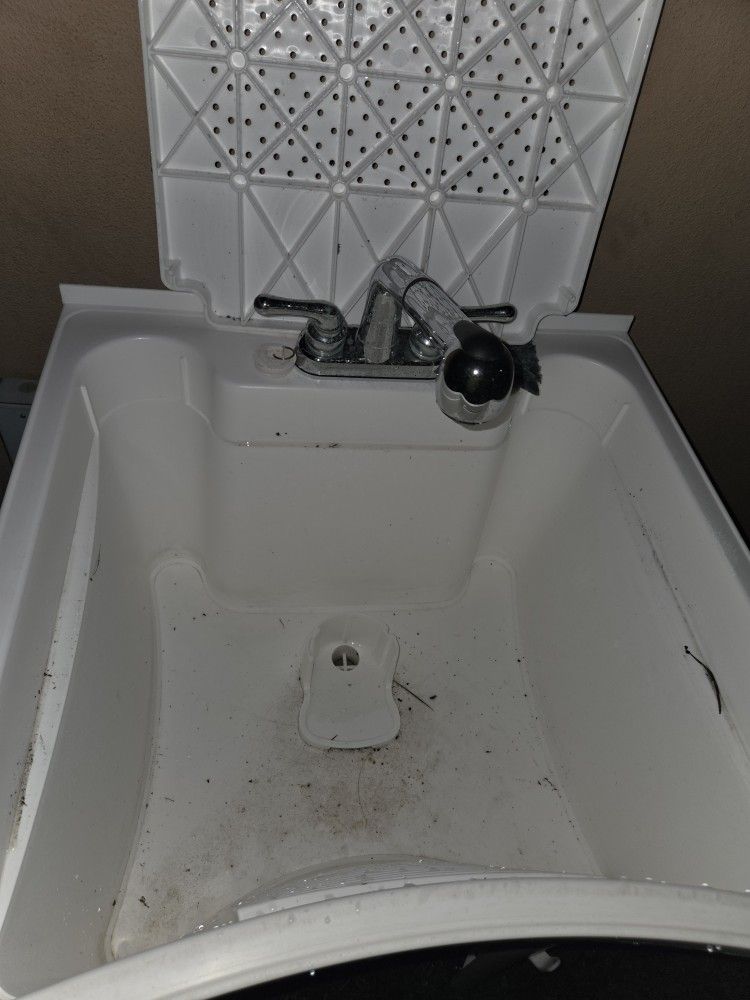 Plastic Sink Very Light Weight Has All The Hoses