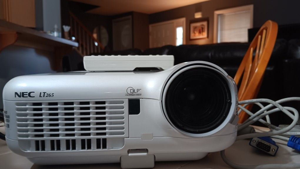 NEC LT265 DLP Projector Home Theater 1080iP W/ Case 473 Lamp Hours