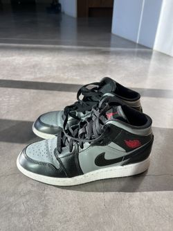 Nike Air Jordan 1 Mid GS Shadow Black Gym Red Particle Grey SIZE US 6.5 WOMEN