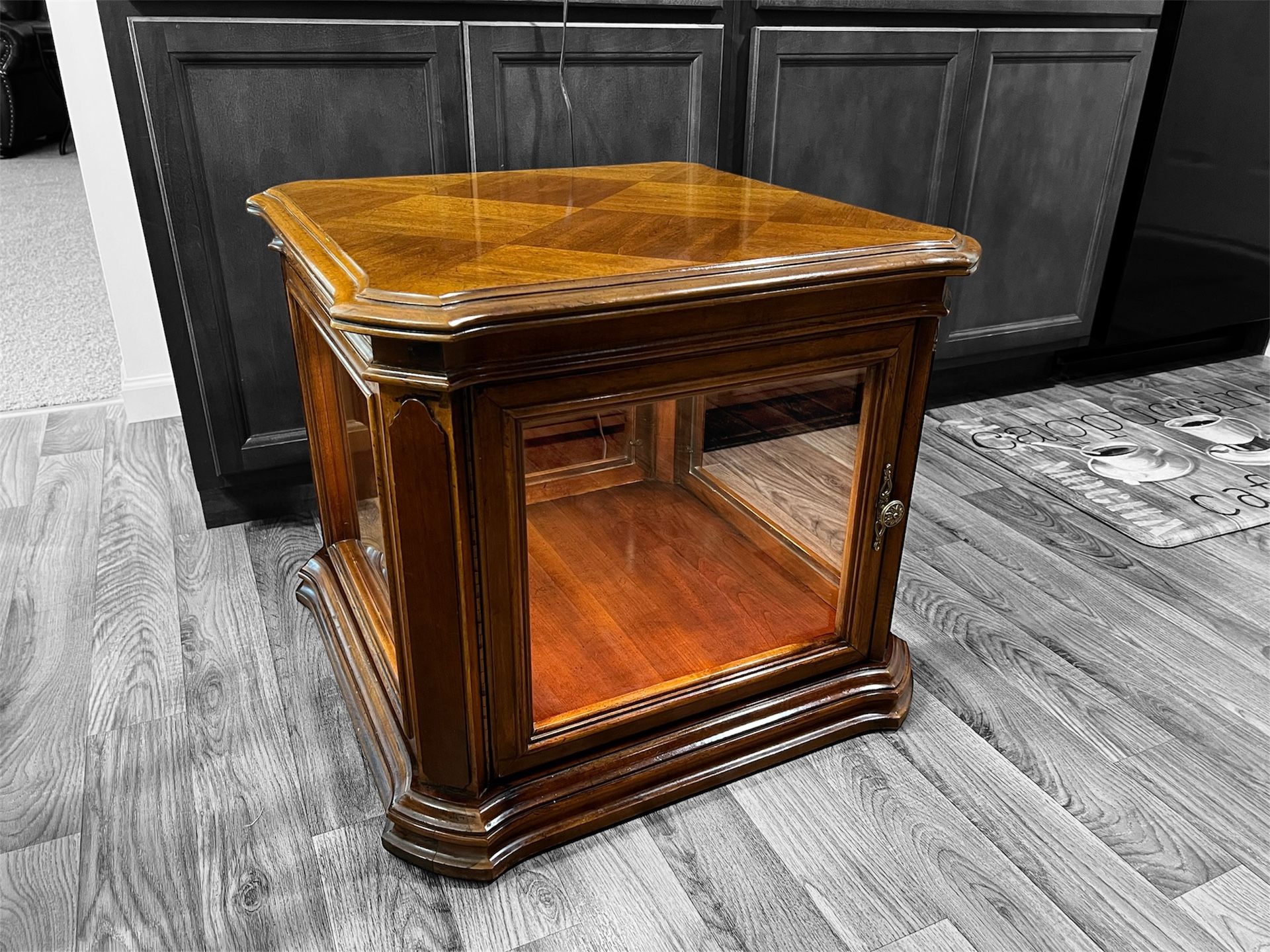 Vintage Gordon’s Fine Furniture Lighted Curio End Table