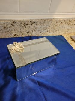 Mirrored Cute Box